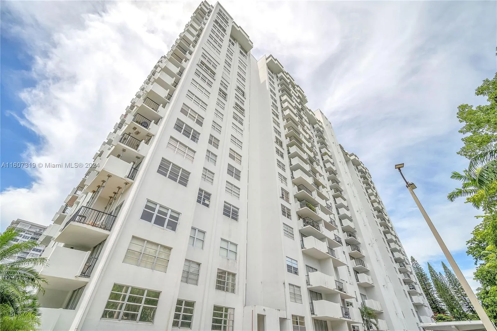 2 bedroom 2 bath for sale at 2780 NE 183rd St # 1601, Aventura FL 33160
