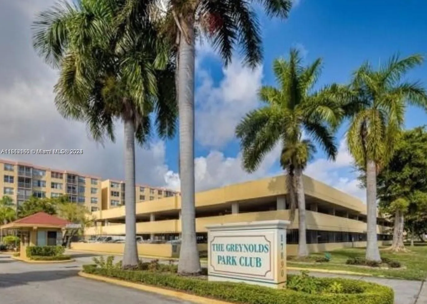 2 bedroom 2 bath for sale at 17890 W Dixie Hwy 601 Hwy # 601, North Miami Beach FL 33160