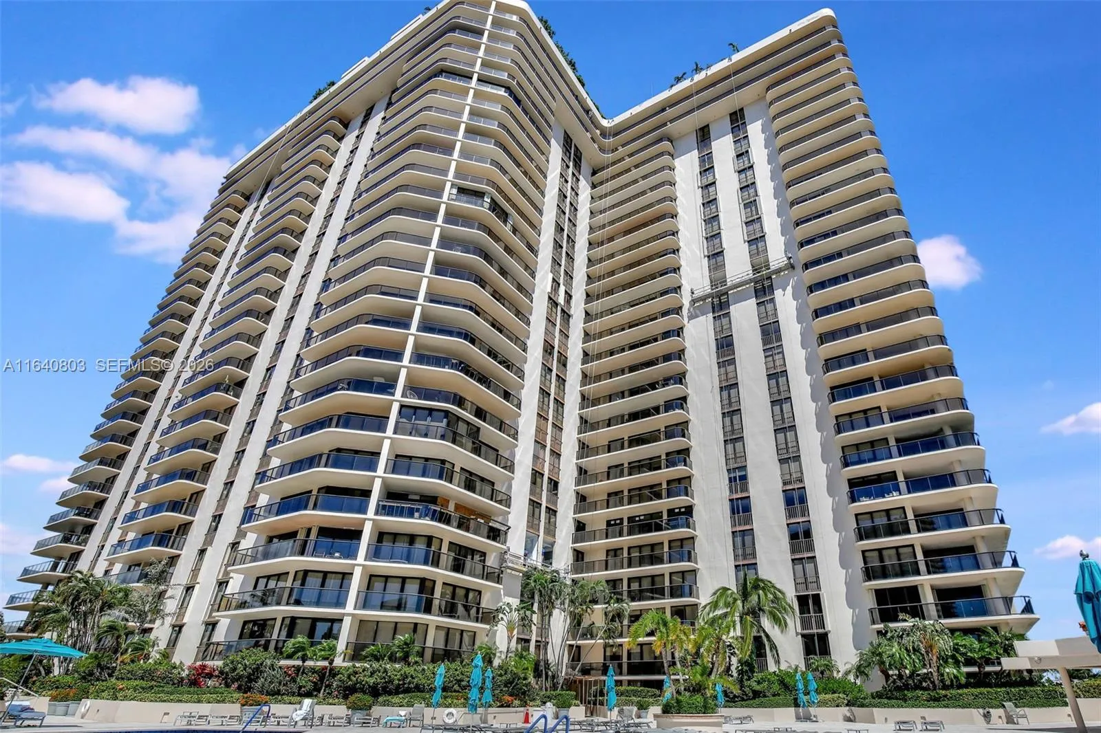 2 bedroom 2 bath for sale at 19667 Turnberry Way # 3E, Aventura FL 33180