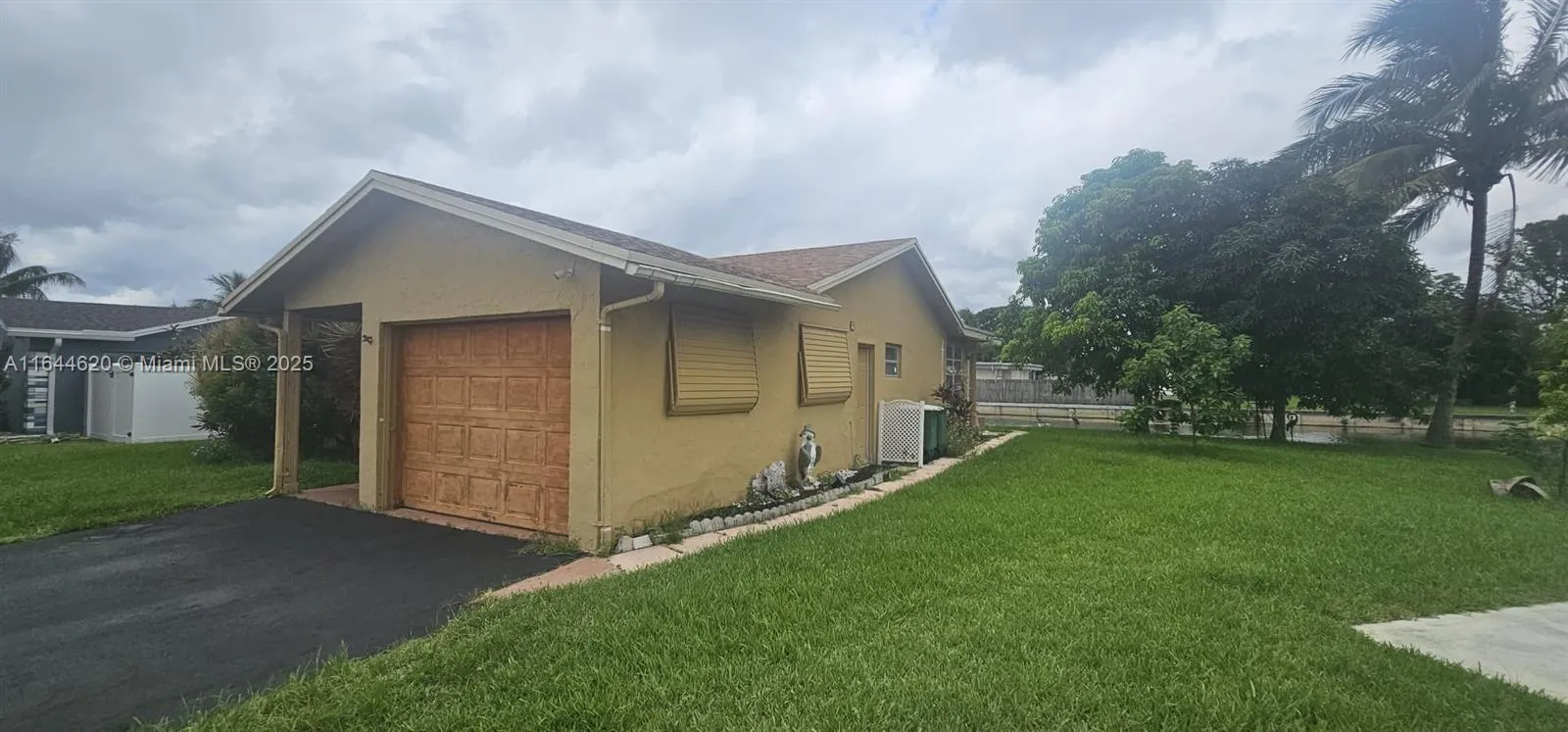 2 bedroom 2 bath for sale at 6605 NW 77th St, Tamarac FL 33321