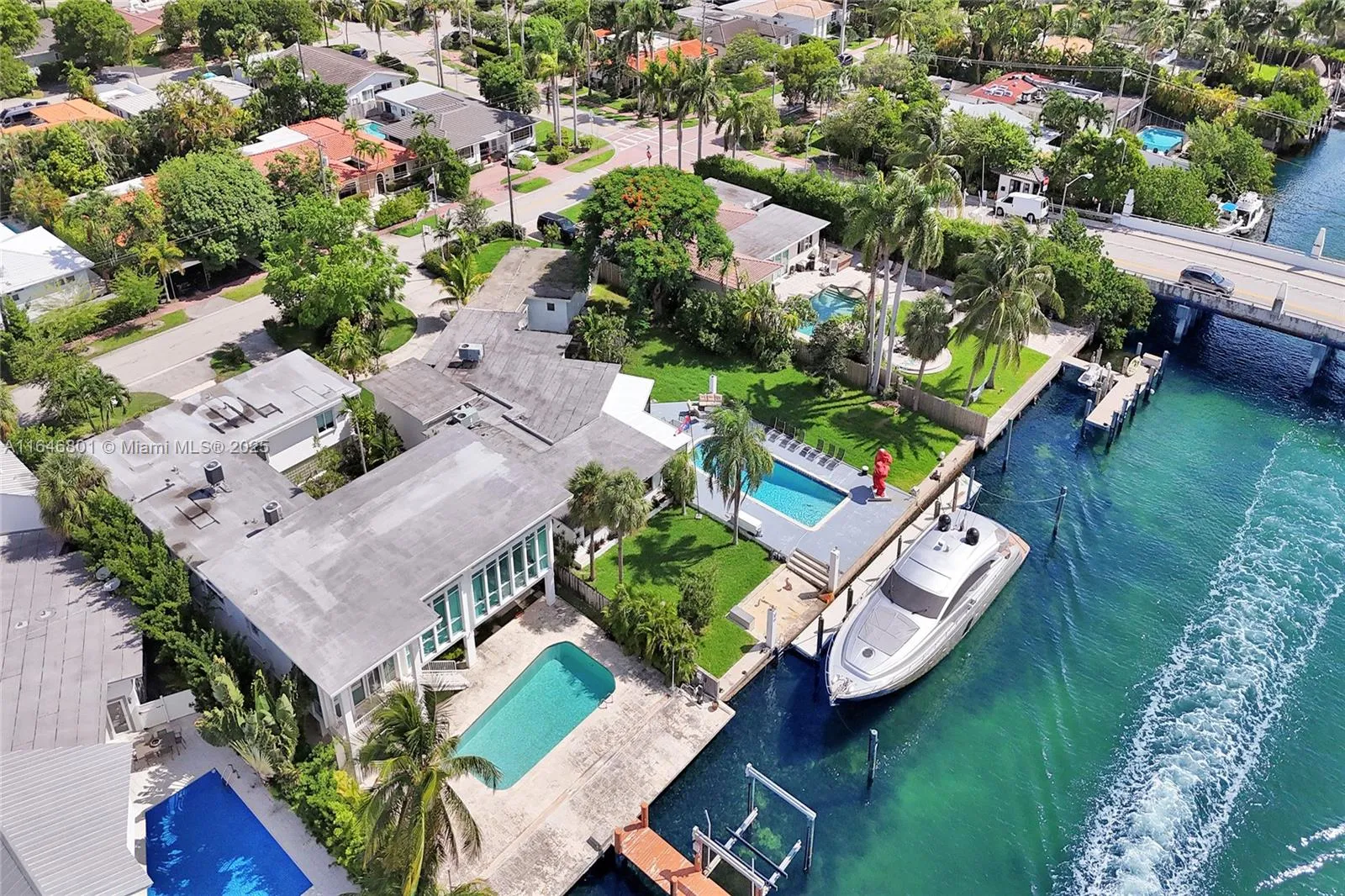 1020 S Shore Dr, Miami Beach FL 33141