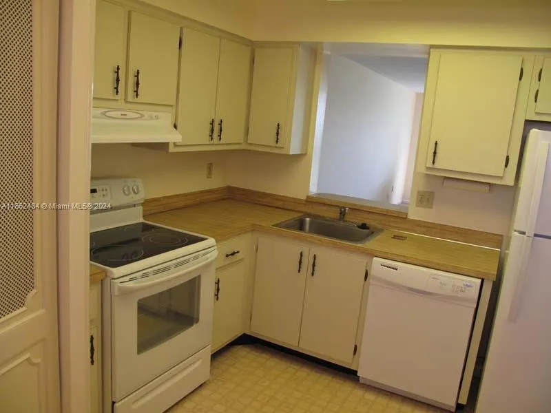 1 bedroom 2 bath for sale at 7320 Lake Cir Dr # 404, Margate FL 33063