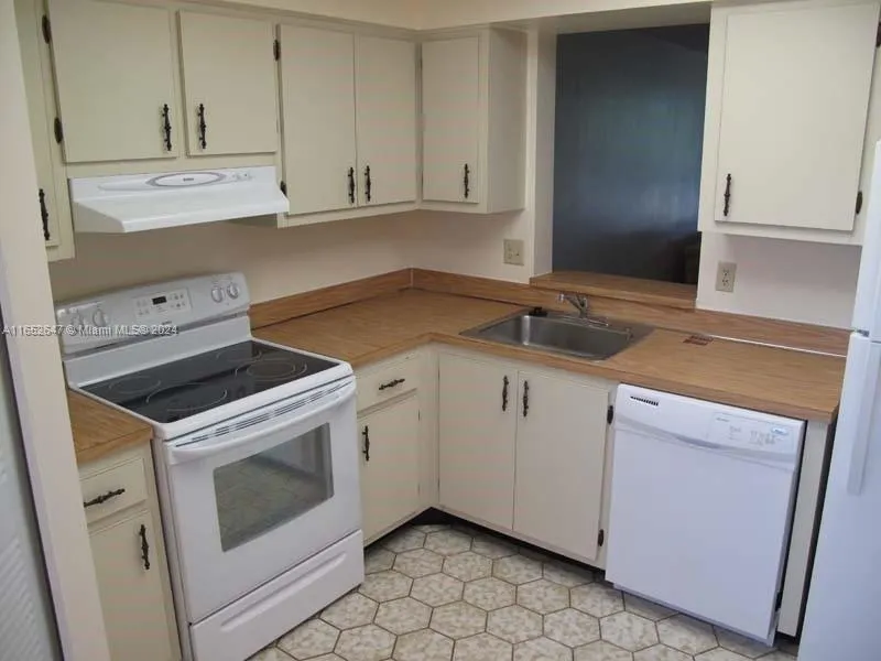 1 bedroom 2 bath for sale at 7591 NW 1st St # 304, Margate FL 33063