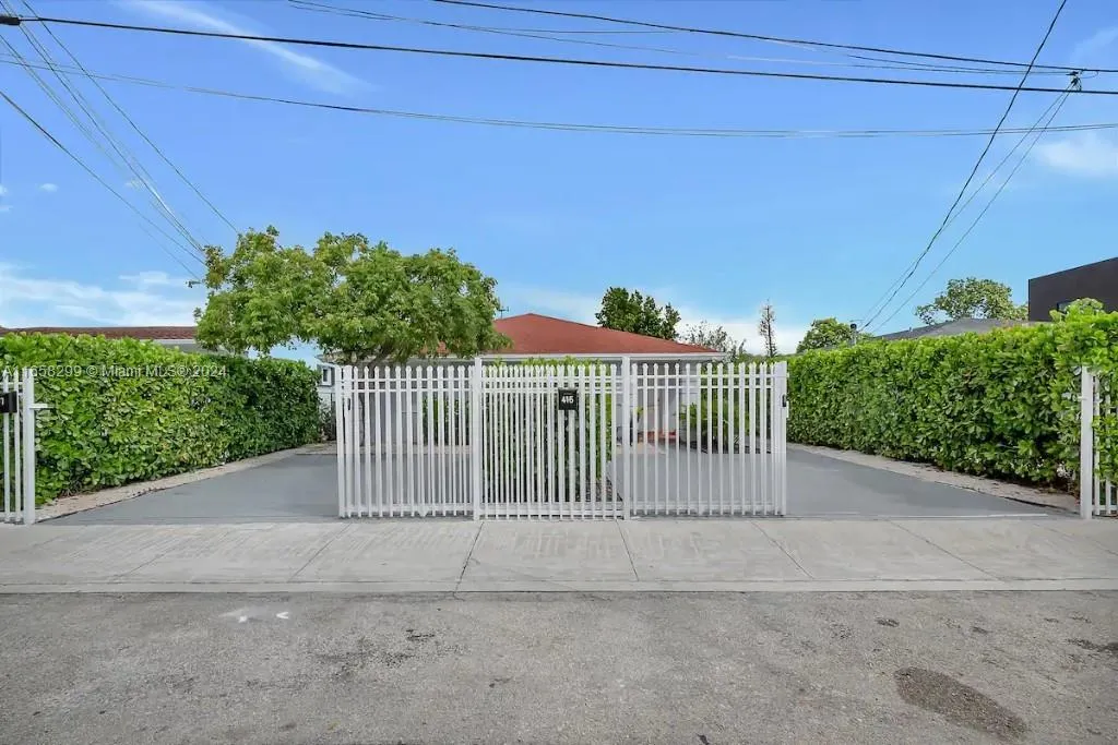 15 NW 52nd St, Miami FL 33127