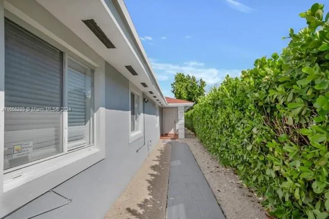 15 NW 52nd St, Miami FL 33127