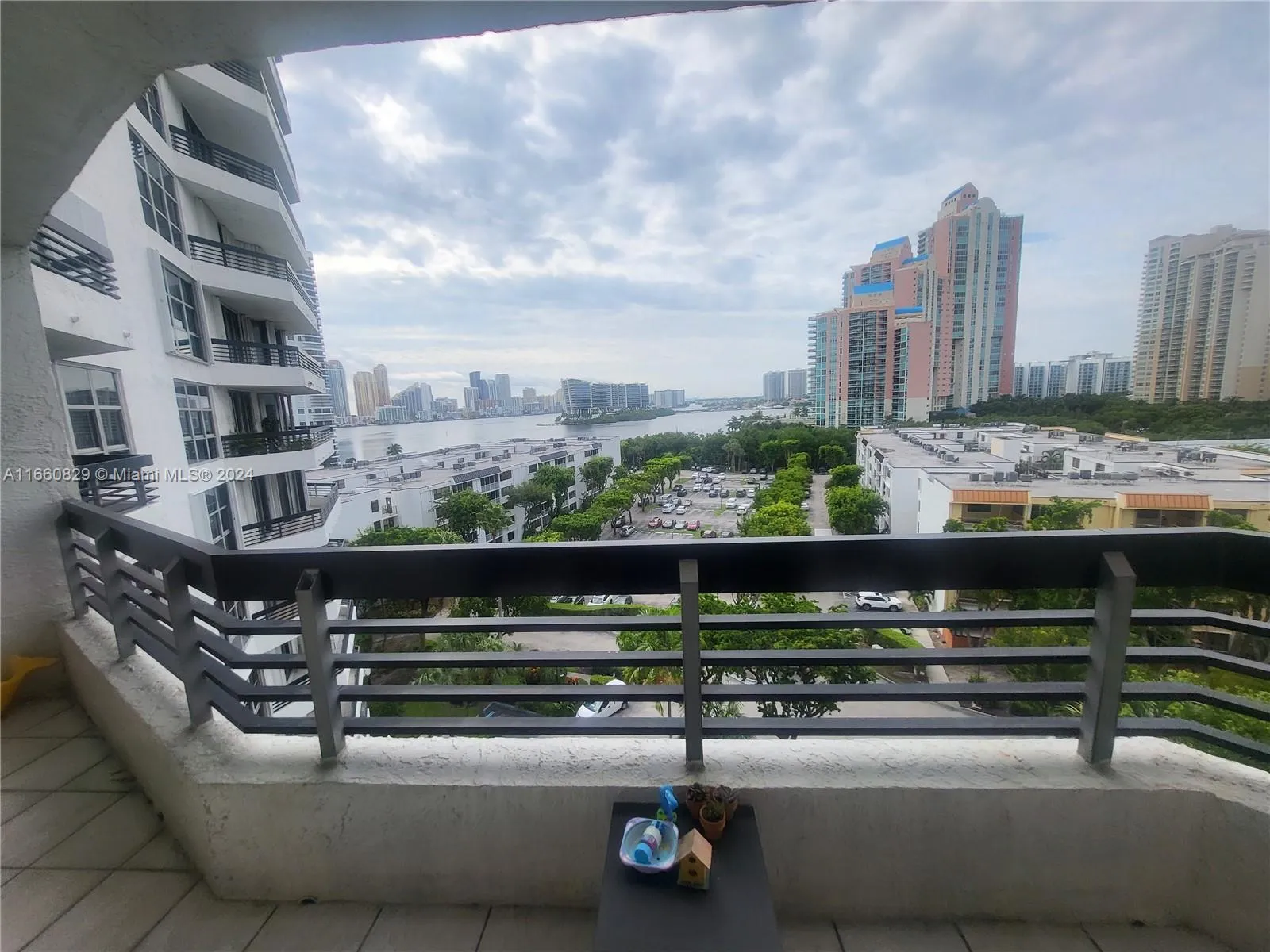 2 bedroom 2 bath for sale at 3400 NE 192nd St # 903, Aventura FL 33180