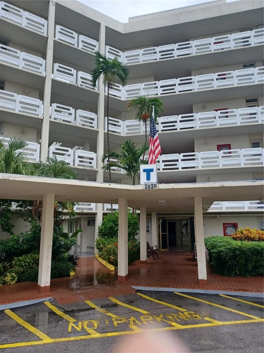 2 bedroom 2 bath for sale at 3030 Marcos Dr # T304, Aventura FL 33160