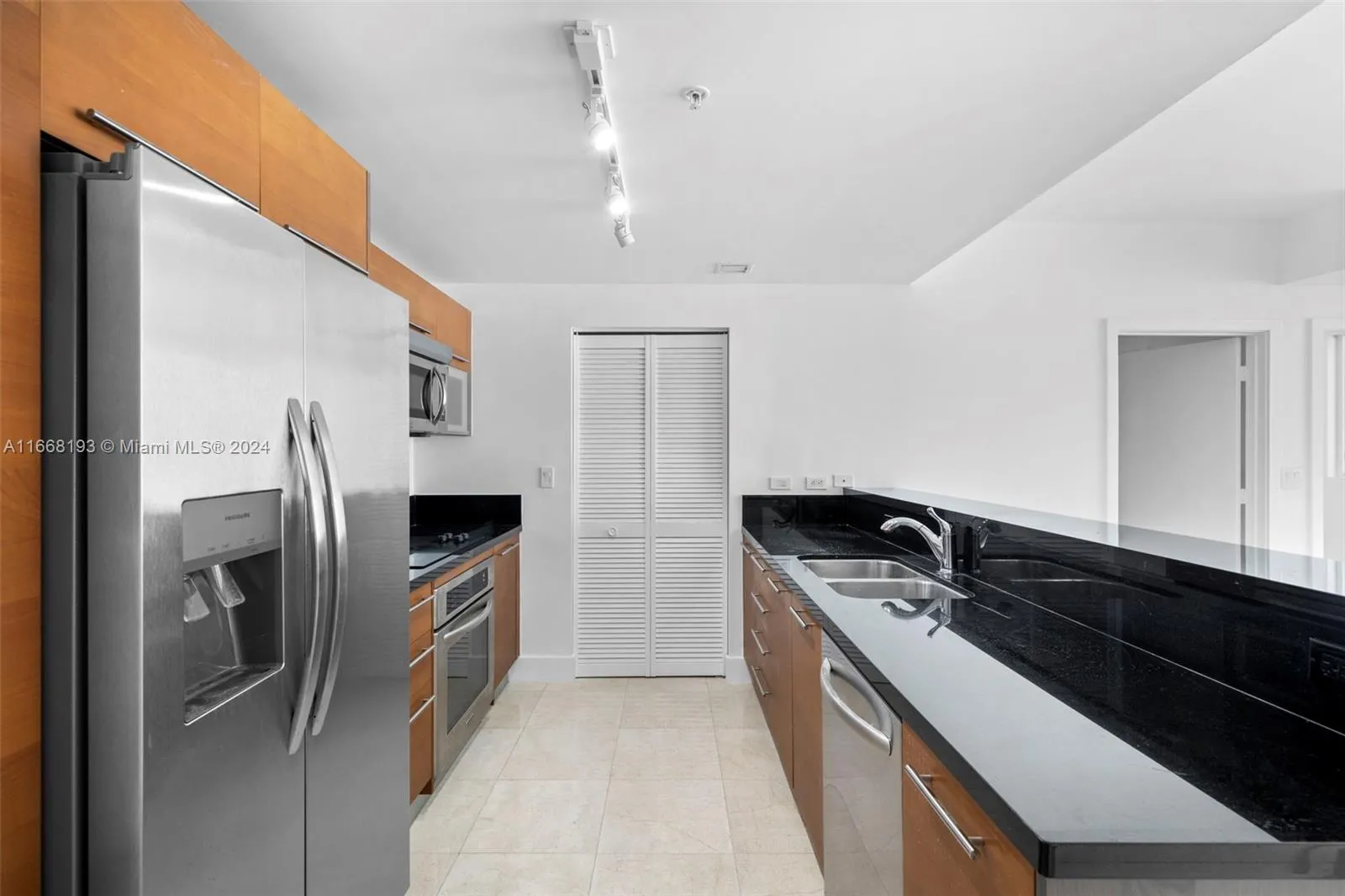 253 NE 2nd St # 1901, Miami FL 33132