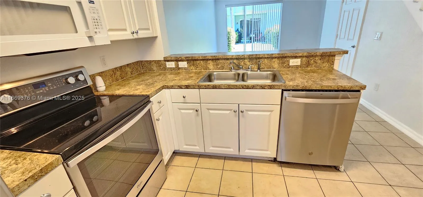 2 bedroom 2 bath for sale at 1935 Gardenia Ct # 1935, Riviera Beach FL 33404
