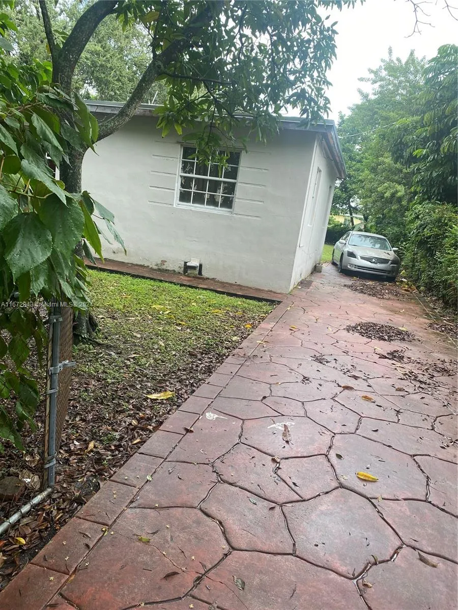 215 NW 117th St, Miami FL 33168
