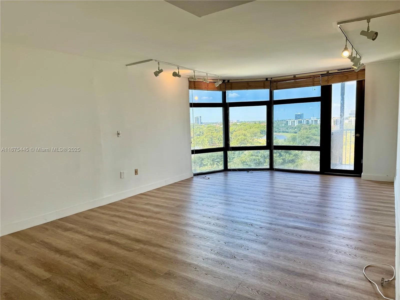 3375 N Country Club Dr, Aventura FL 33180