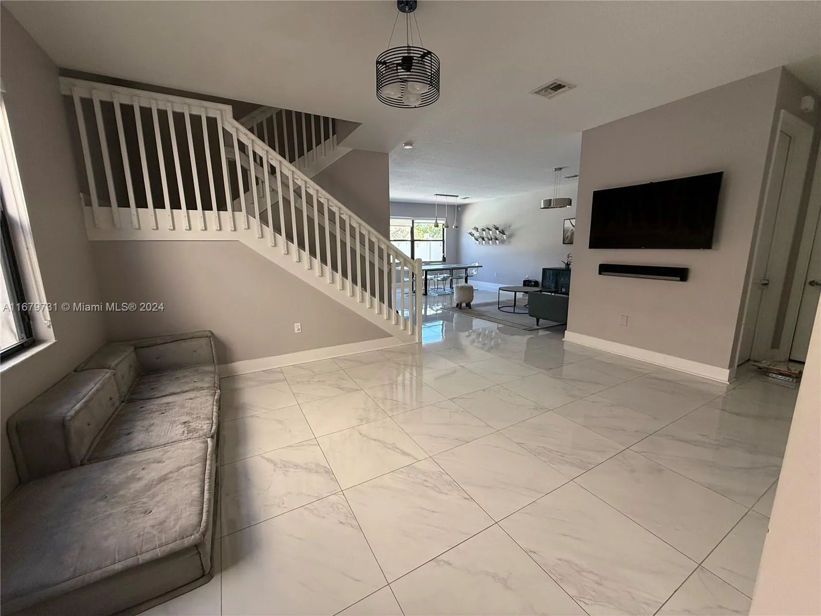 918 NE 191st St, Miami FL 33179
