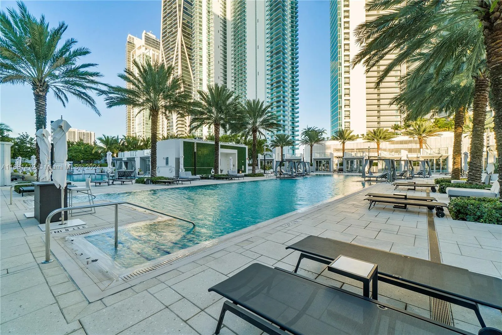 1 bedroom 1 bath for sale at 851 NE 1st Ave # 3702, Miami FL 33132