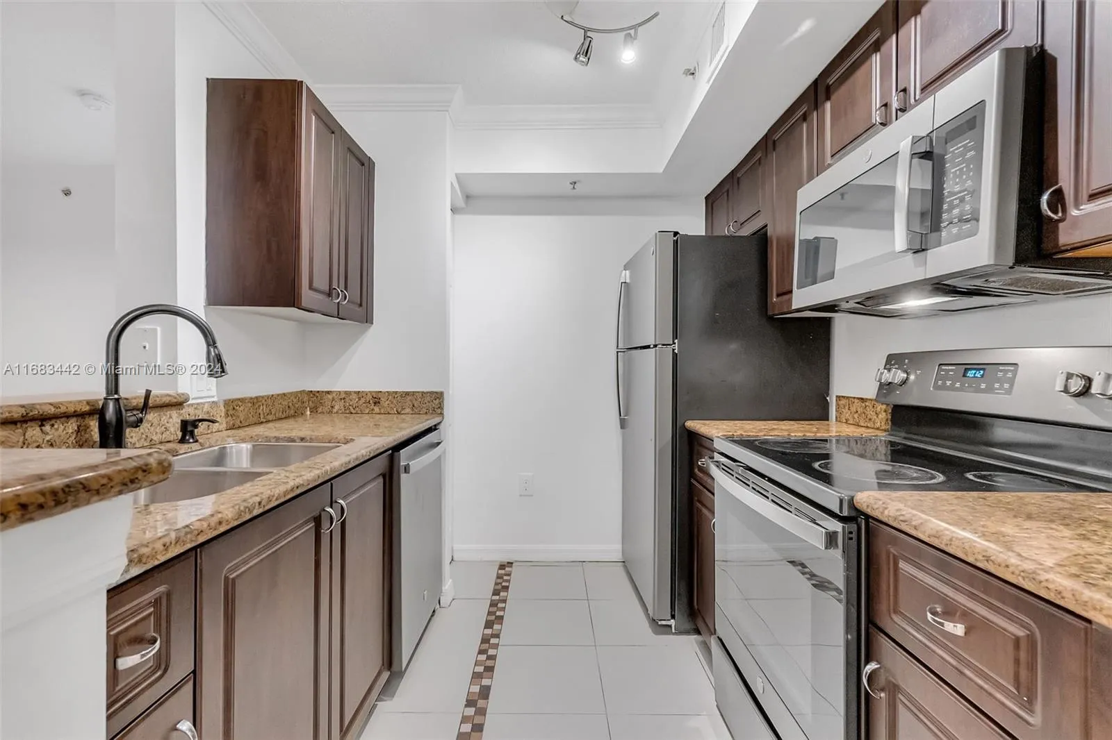 3 bedroom 2 bath for sale at 2427 Centergate Dr # 108, Miramar FL 33025