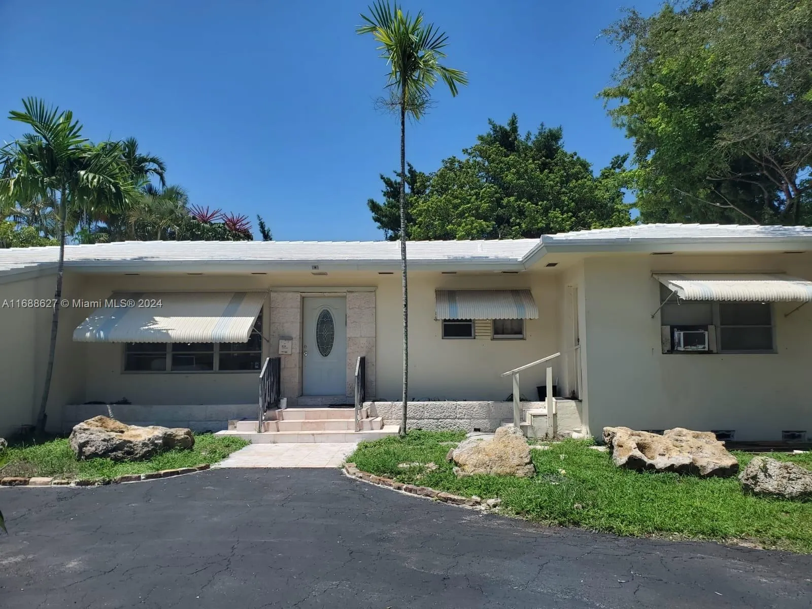 2 bedroom 1 bath for rent at 975 NE 171st St # 1, Miami FL 33162