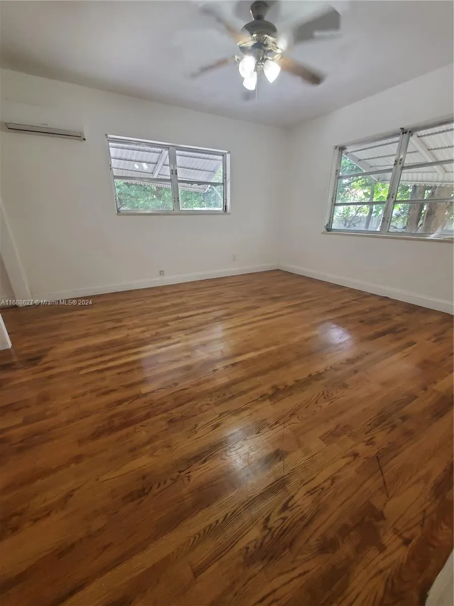 975 NE 171st St # 1, Miami FL 33162