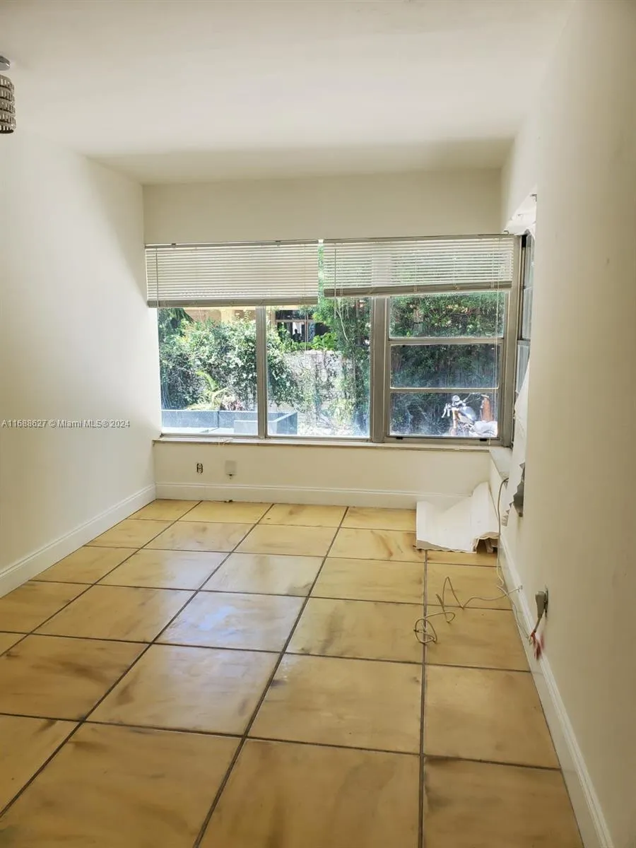 975 NE 171st St # 1, Miami FL 33162