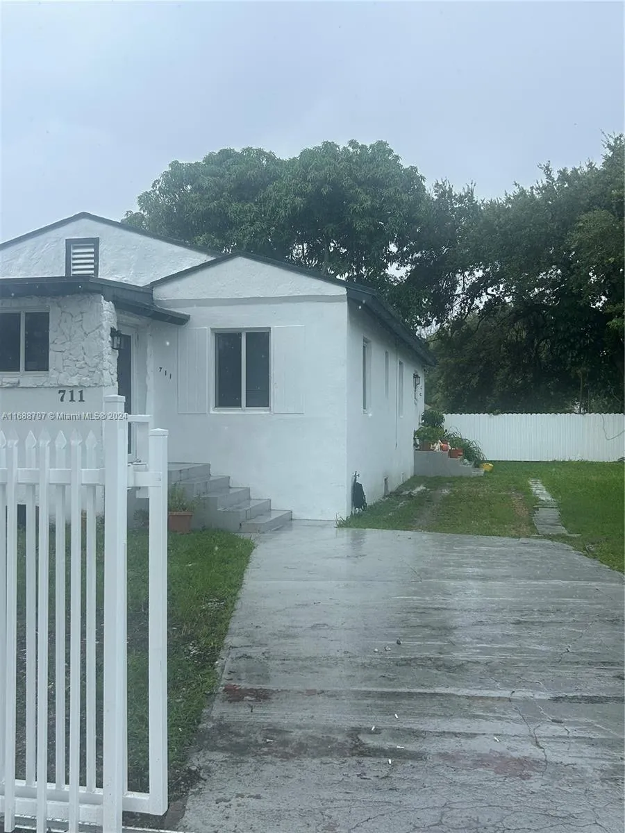 711 NW 55th St # 1, Miami FL 33127