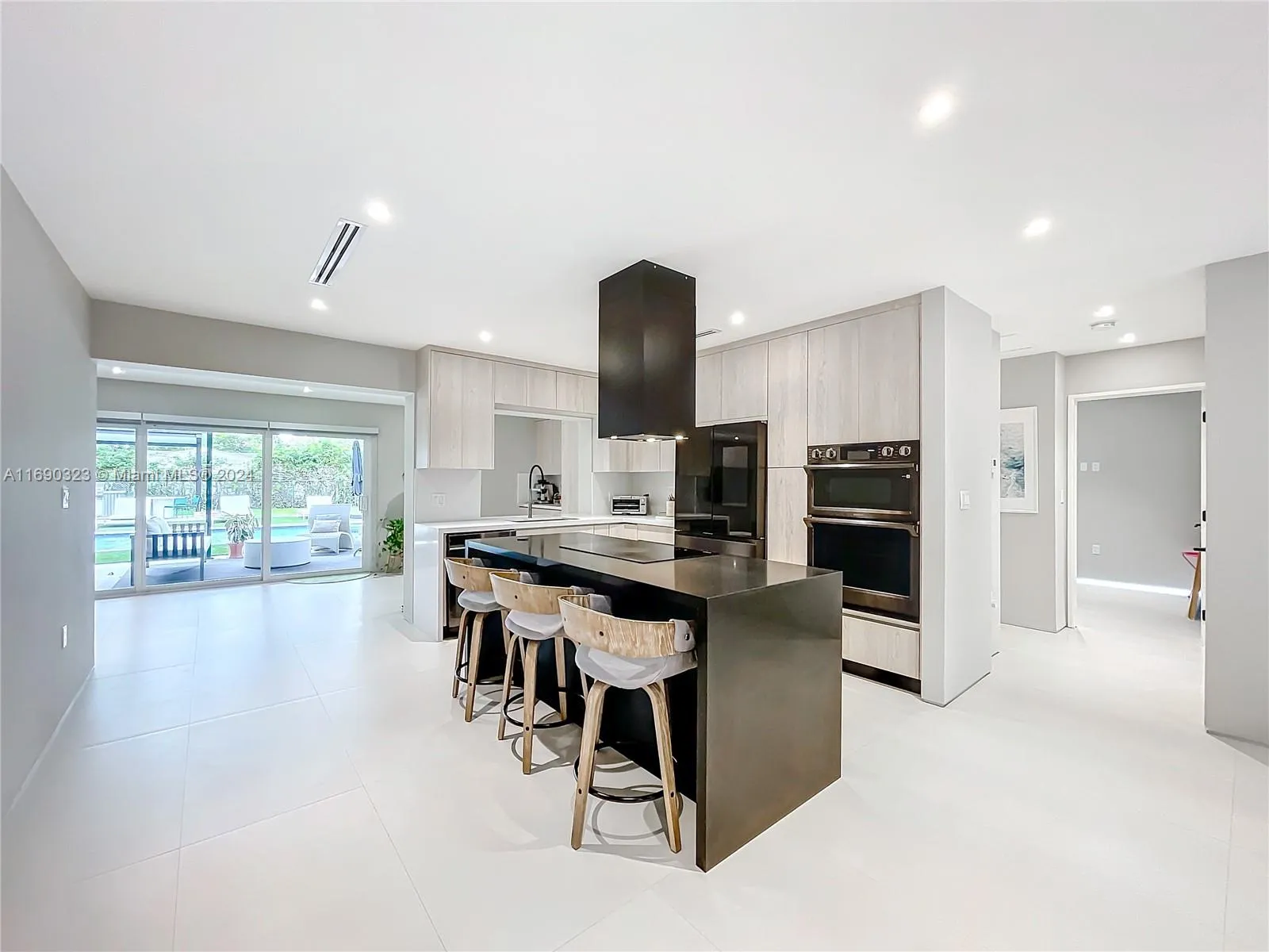 931 NE 140th St, North Miami FL 33161
