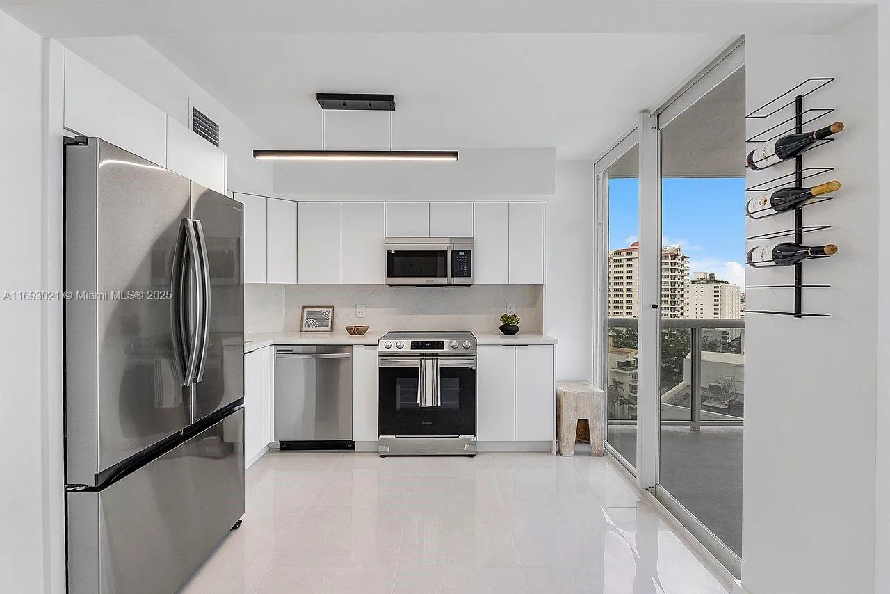 Collins Ave, Miami Beach FL 33141