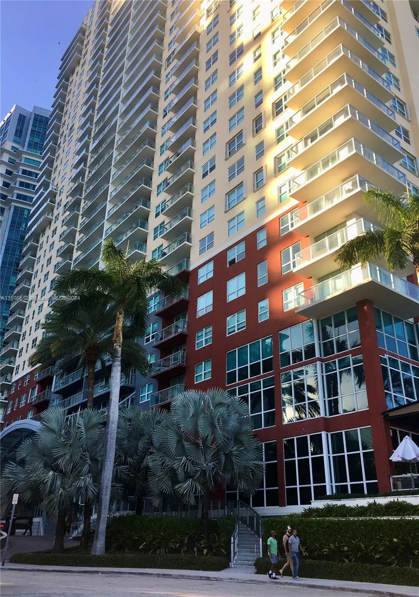 1 bedroom 1 bath for sale at 1155 S Brickell Bay Dr # 605, Miami FL 33131