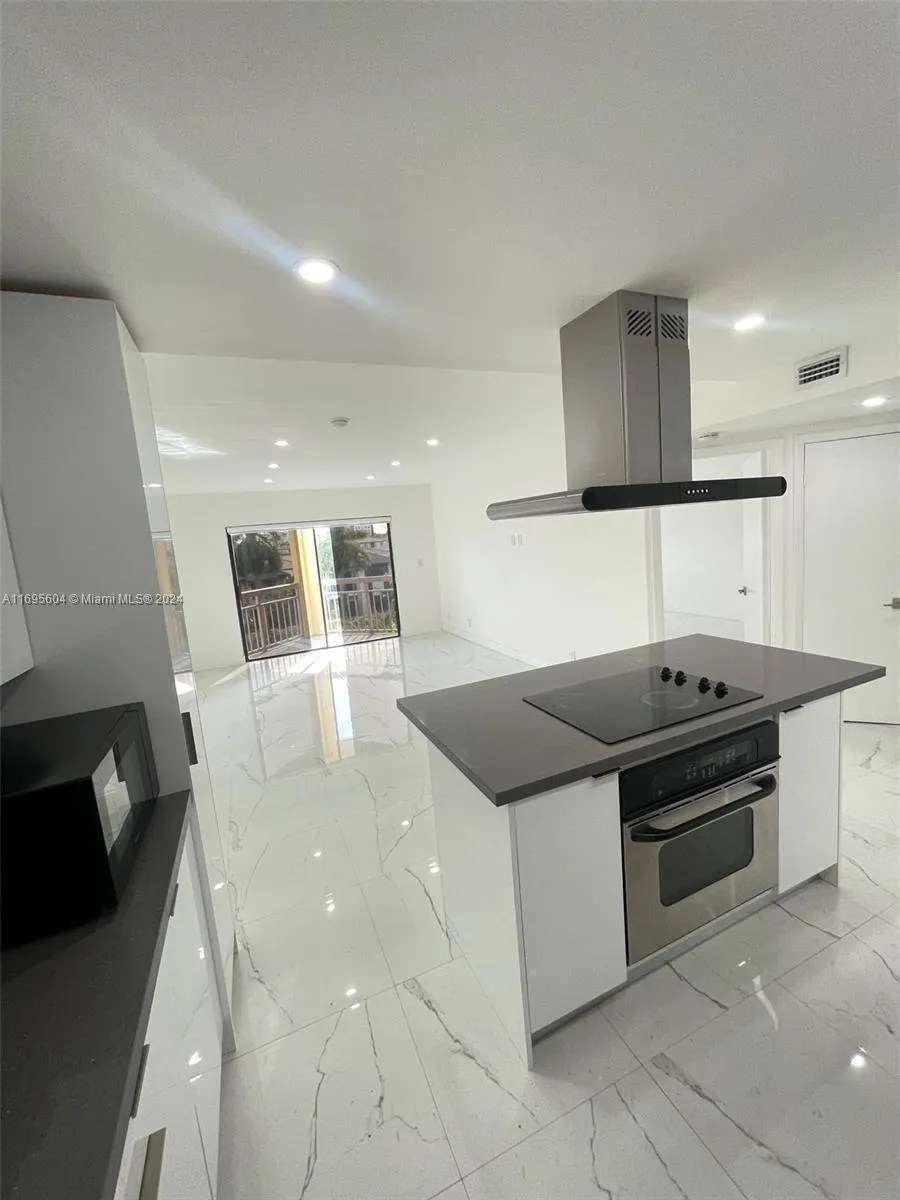 1 bedroom 1 bath for sale at 8290 Lake Drive # 427, Doral FL 33166