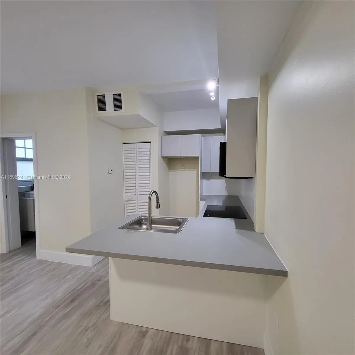 536 14th St # 301, Miami Beach FL 33139