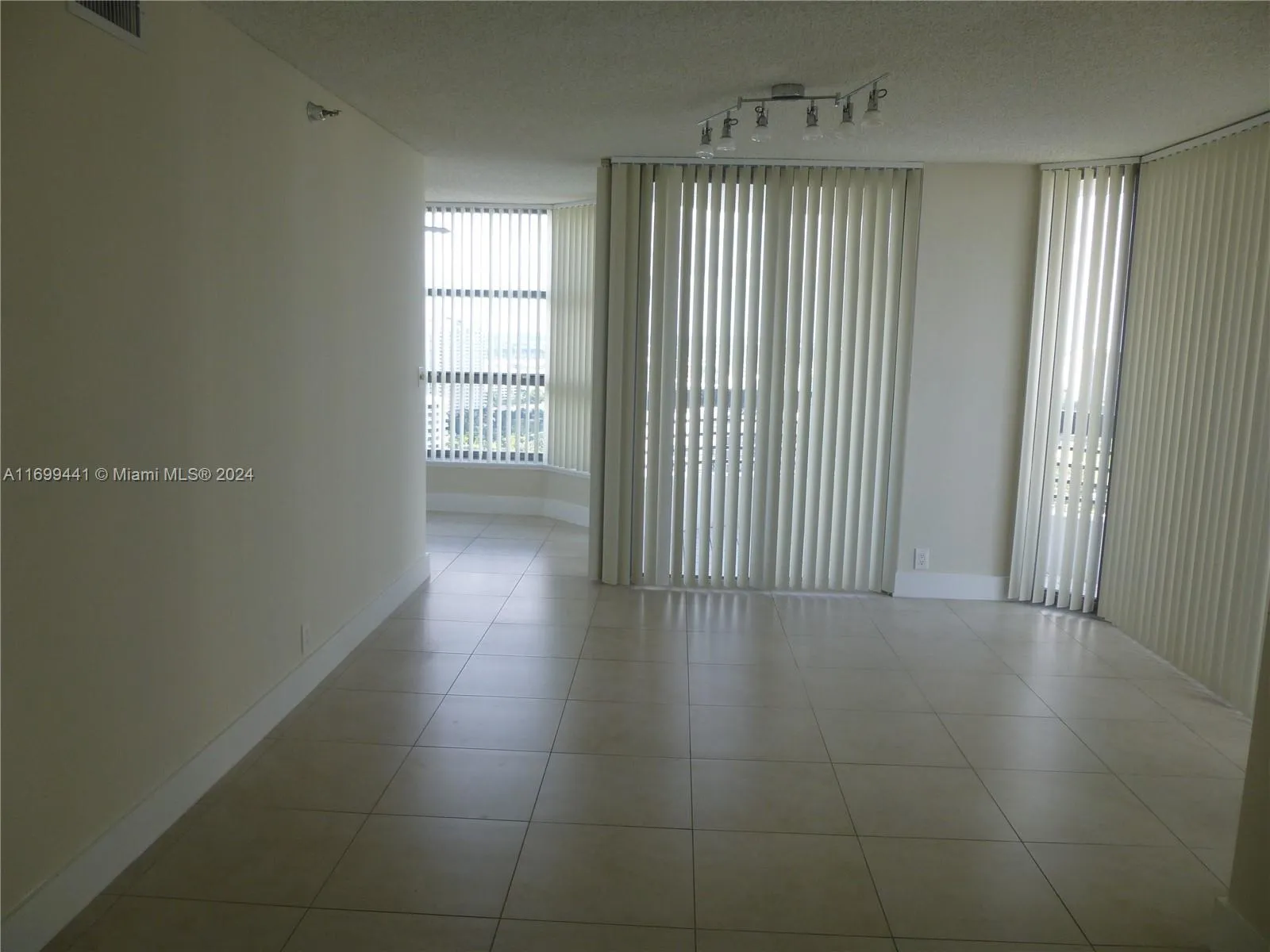 3530 Mystic Pointe Dr # 3106, Aventura FL 33180