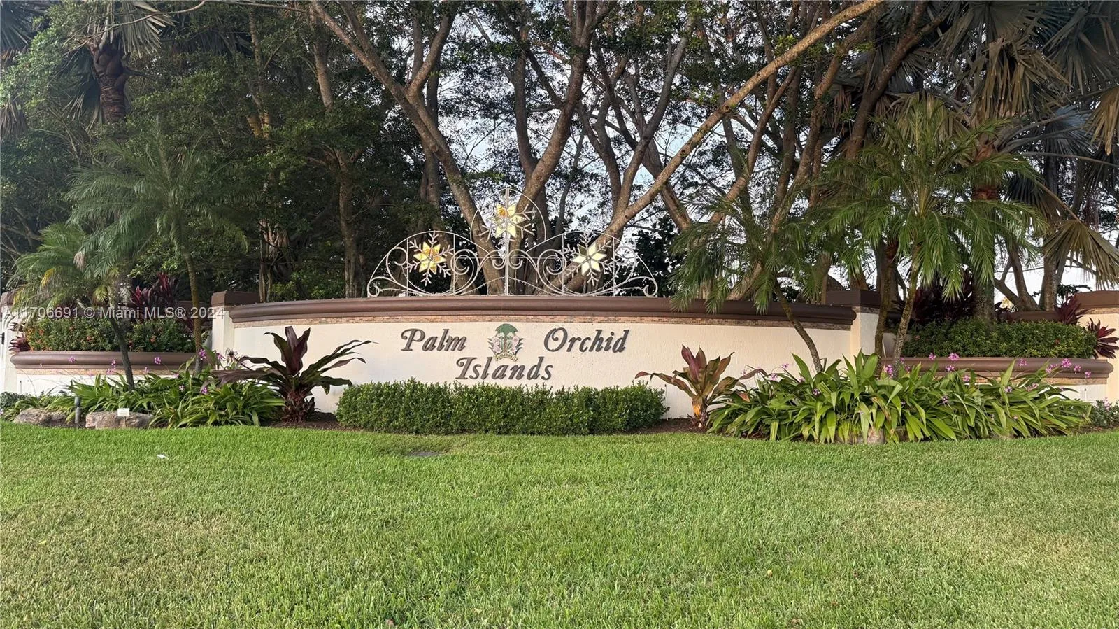 5 bedroom 3 bath for sale at 836 Waterview Dr, Weston FL 33326