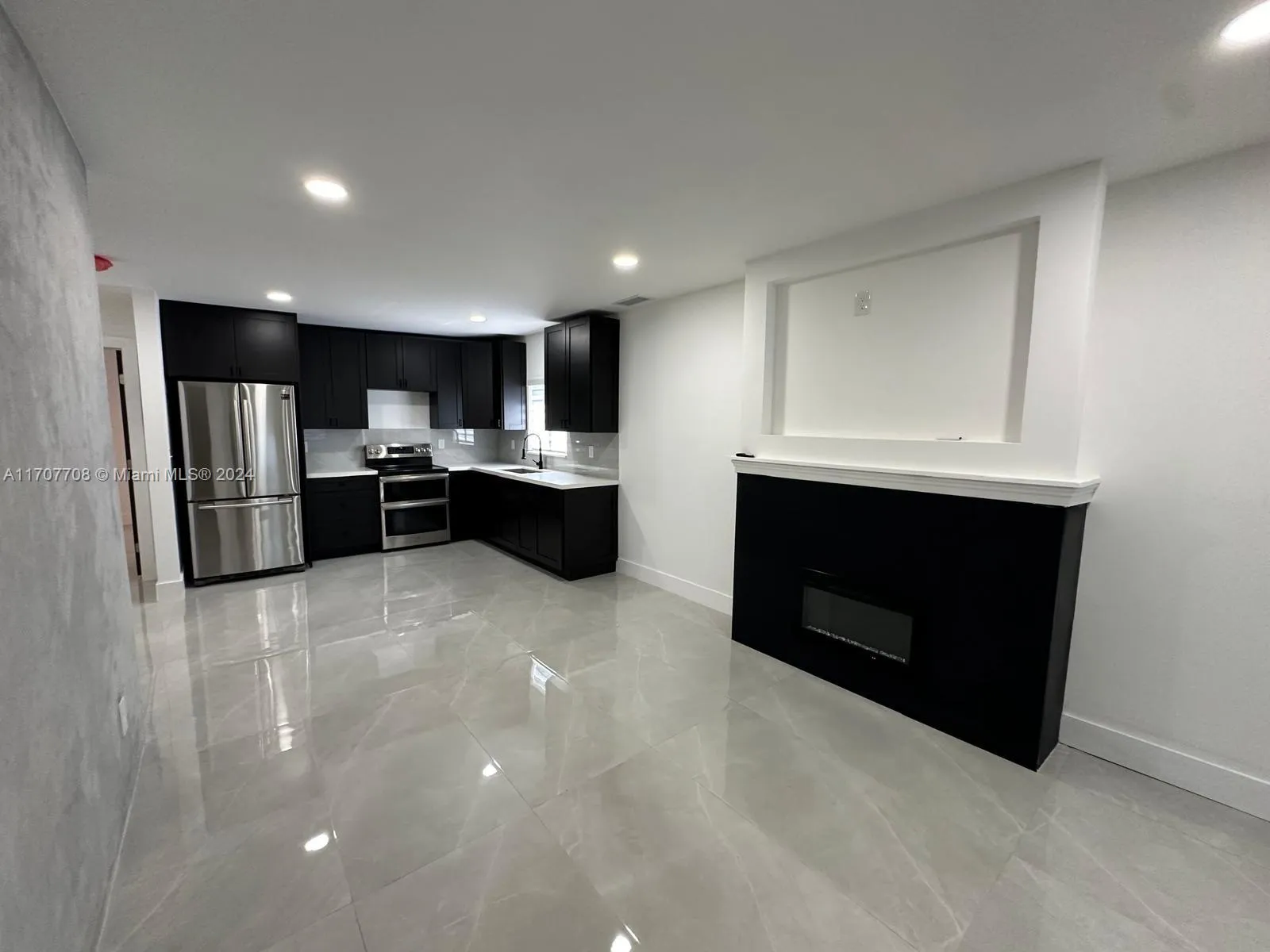 1946 NW 49th St, Miami FL 33142