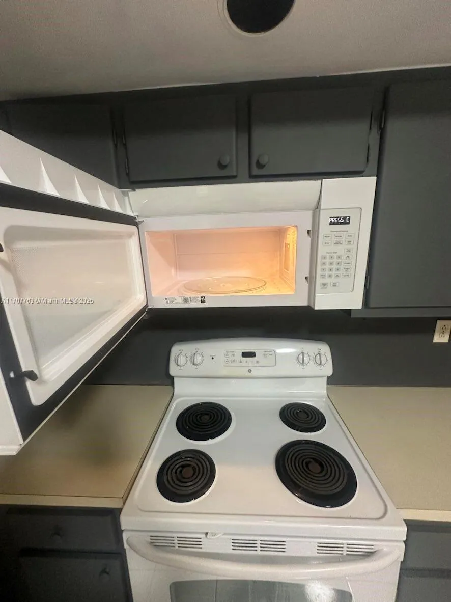 12133 SW 110th St Cir S, Miami FL 33186