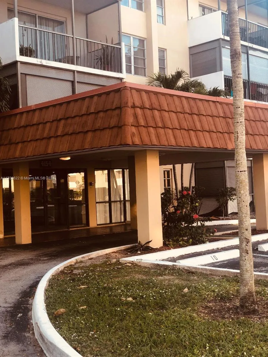 2 bedroom 2 bath for sale at 4154 Inverrary Dr # 411, Lauderhill FL 33319