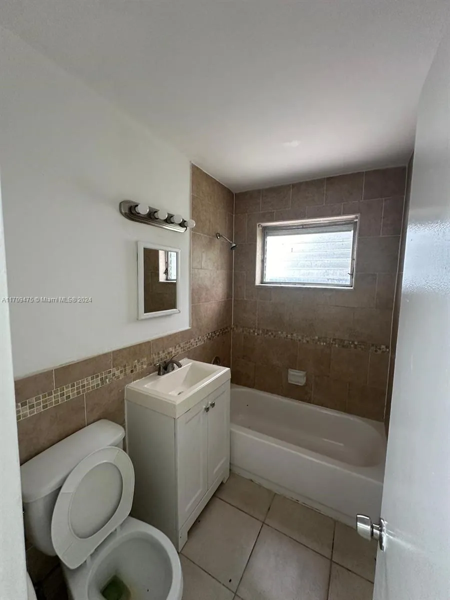 940 NW 34th Way, Lauderhill FL 33311