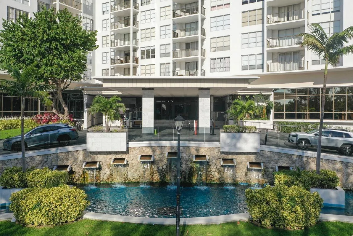 1 bedroom 1 bath for sale at 4101 Pine Tree Dr # 605, Miami Beach FL 33140