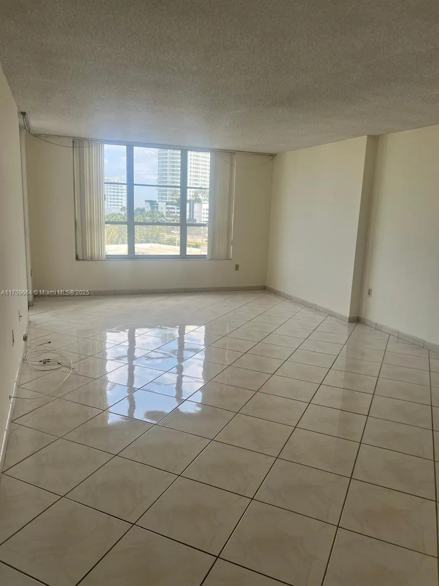 4101 Pine Tree Dr # 605, Miami Beach FL 33140