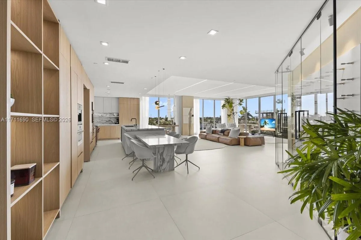 21 Isle Of Venice Dr, Fort Lauderdale FL 33301