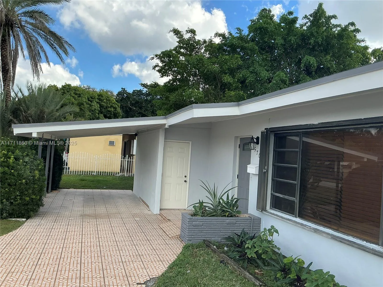 570 NE 173rd St, North Miami Beach FL 33162