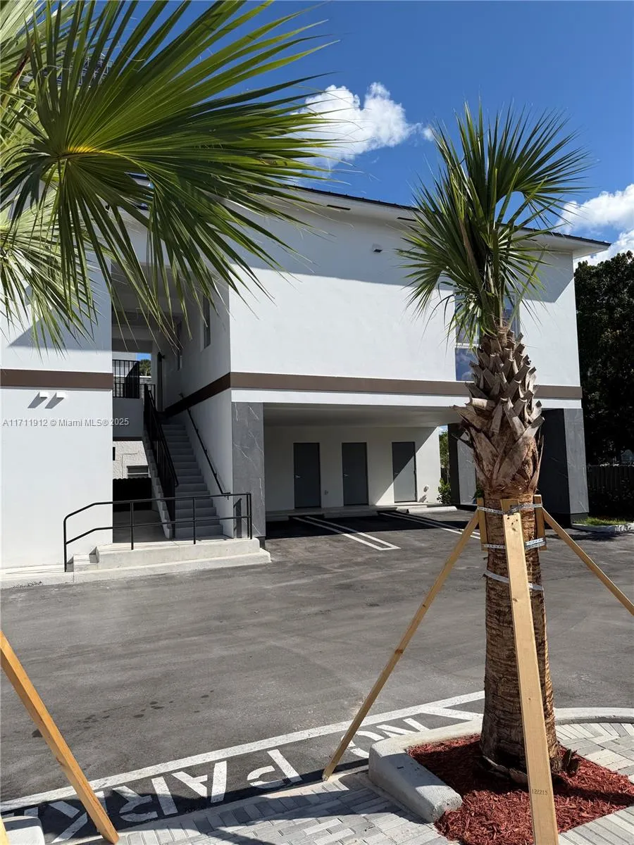210 SE 10th St, Hallandale Beach FL 33009