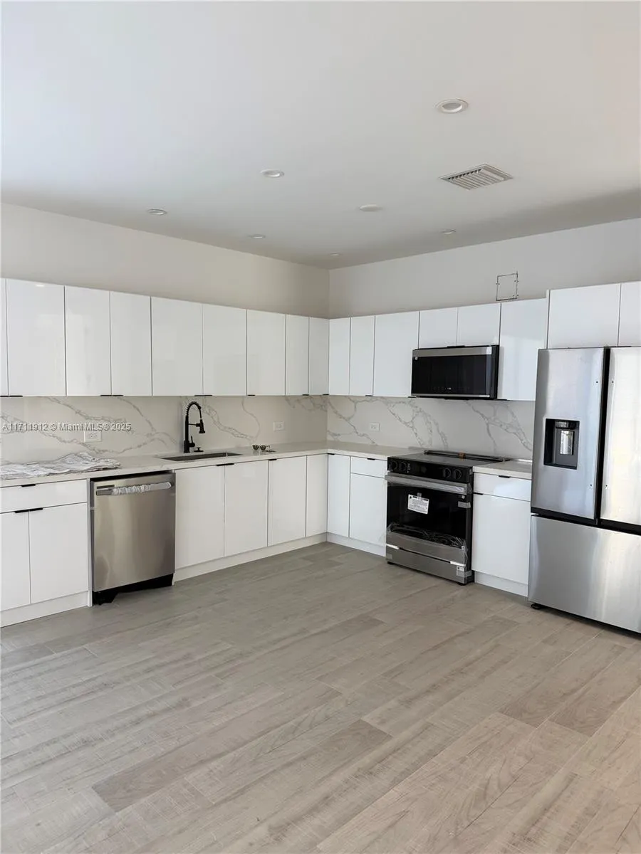 210 SE 10th St, Hallandale Beach FL 33009
