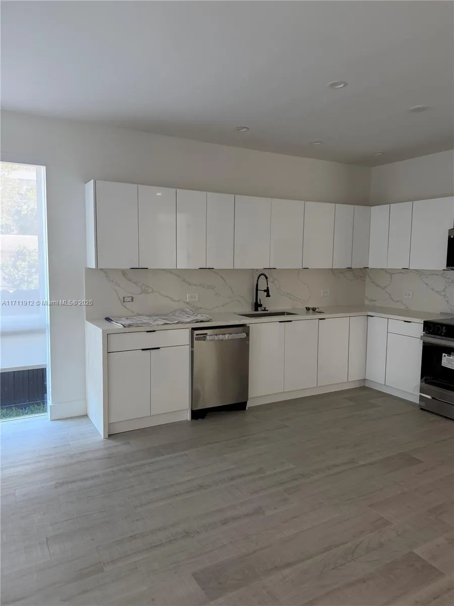 210 SE 10th St, Hallandale Beach FL 33009
