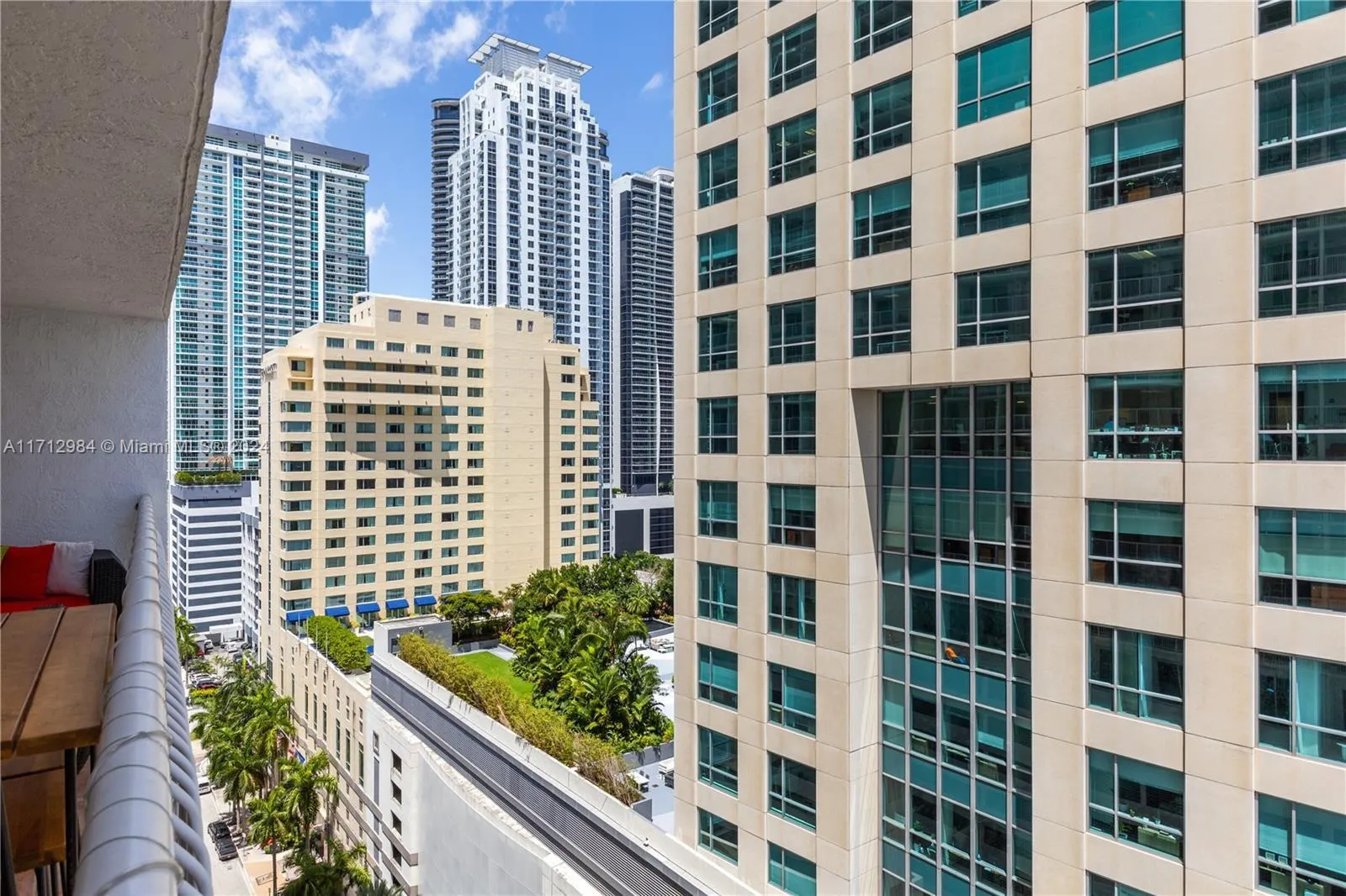 1 bedroom 1 bath for sale at 1200 Brickell Bay Dr # 1908, Miami FL 33131