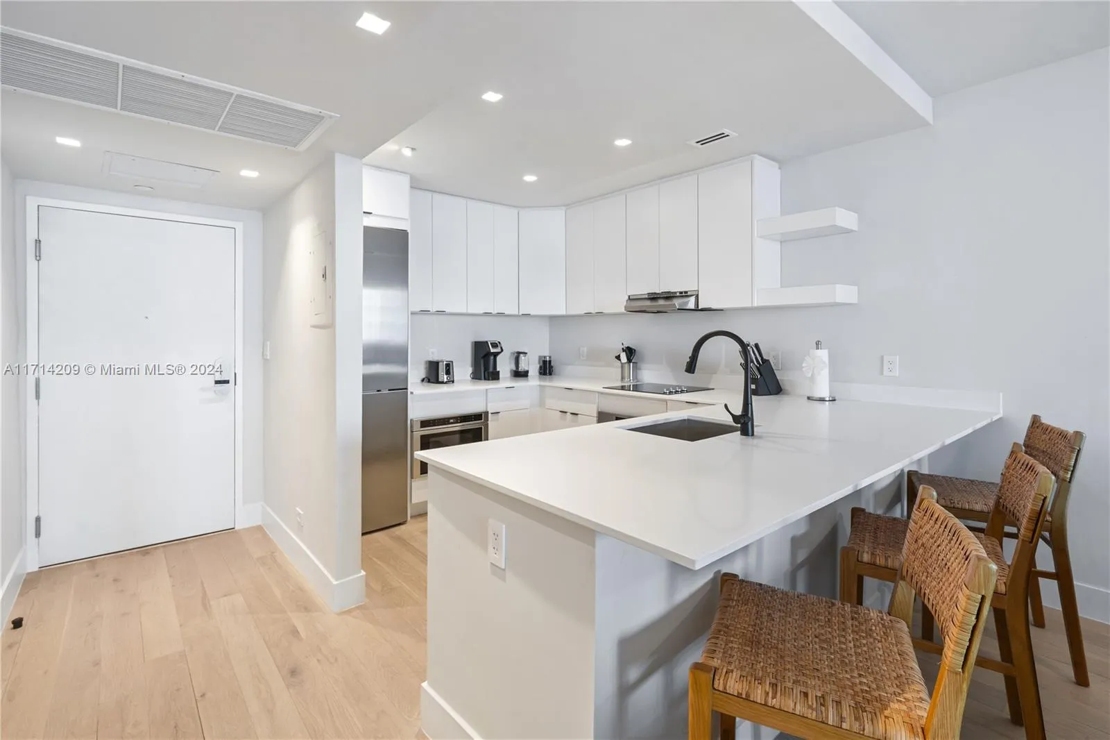 2301 Collins Ave # 914, Miami Beach FL 33139