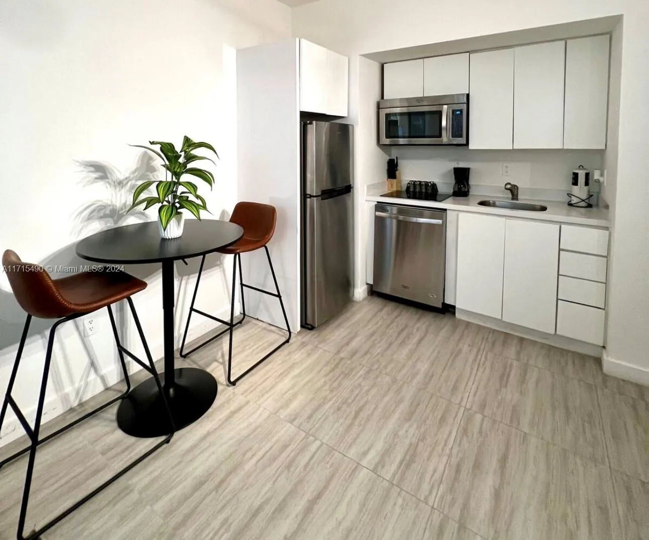 1 bedroom 1 bath for sale at 1611 Meridian Ave # 102, Miami Beach FL 33139