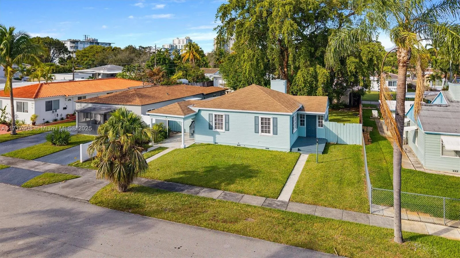2 bedroom 2 bath for sale at 1621 Dewey St, Hollywood FL 33020
