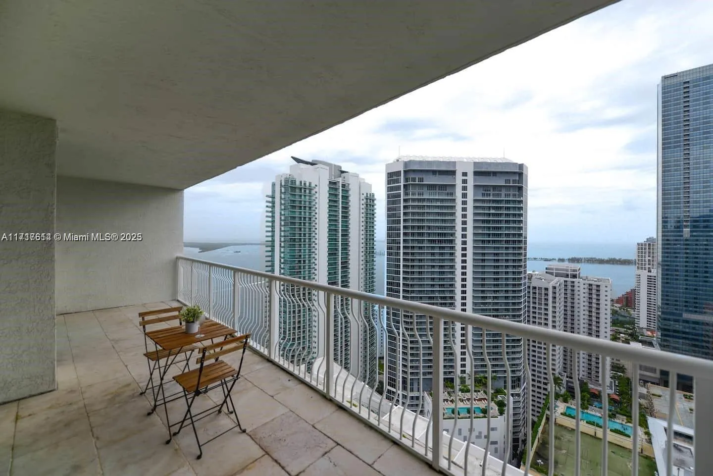 1 bedroom 1 bath for sale at 1200 BRICKELL BAY DR # 4217, Miami FL 33131