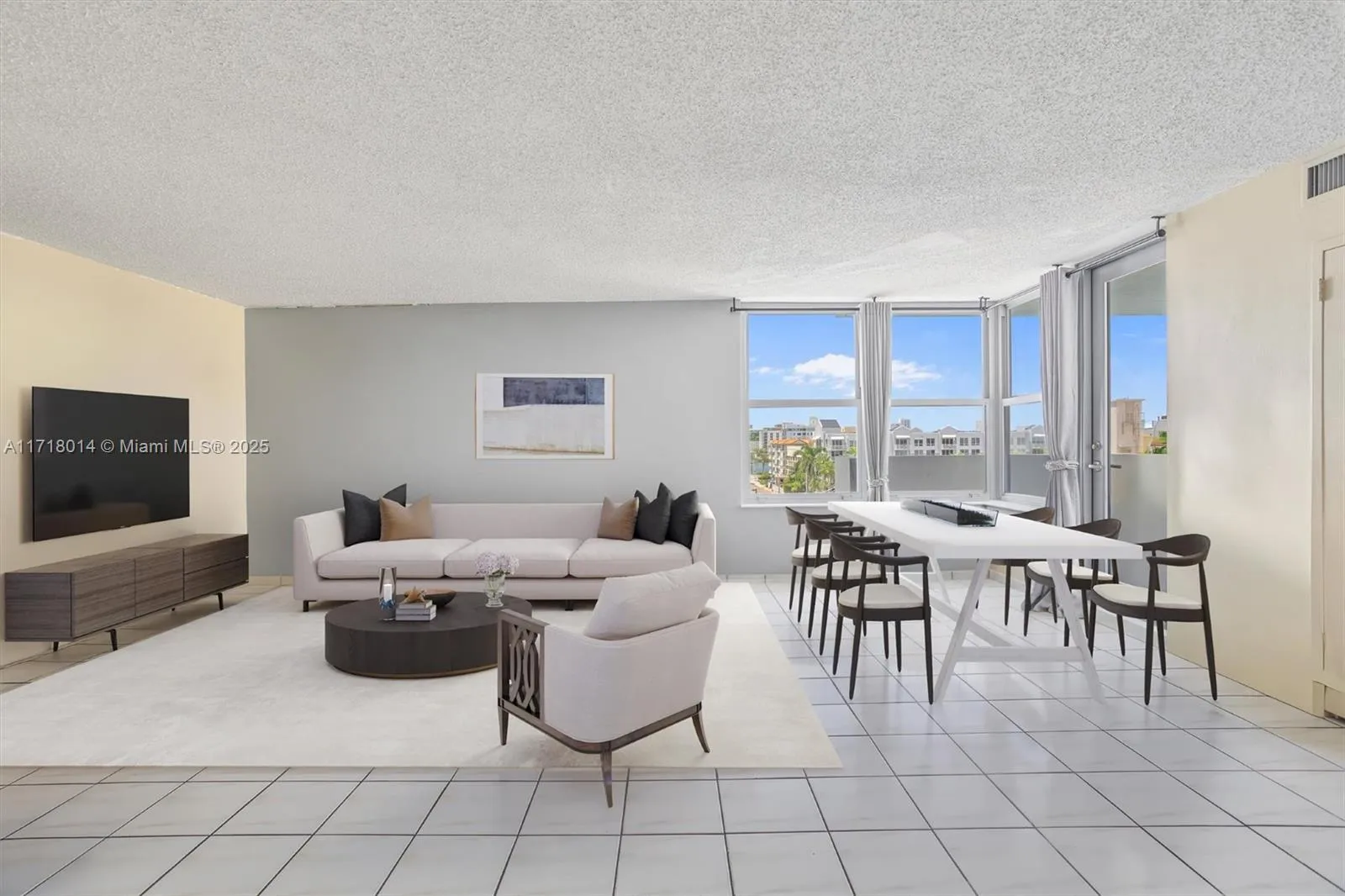 2 bedroom 2 bath for sale at 2899 Collins Ave # 612, Miami Beach FL 33140