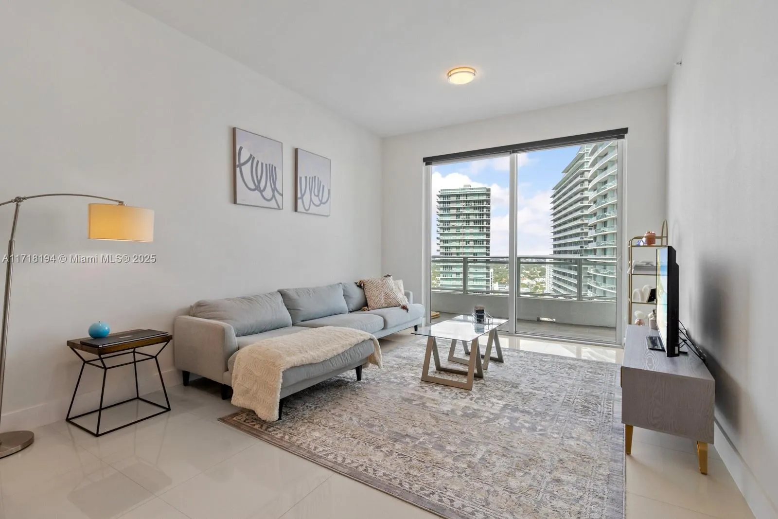 1 bedroom 1 bath for sale at 1080 Brickell Ave # 2807, Miami FL 33131
