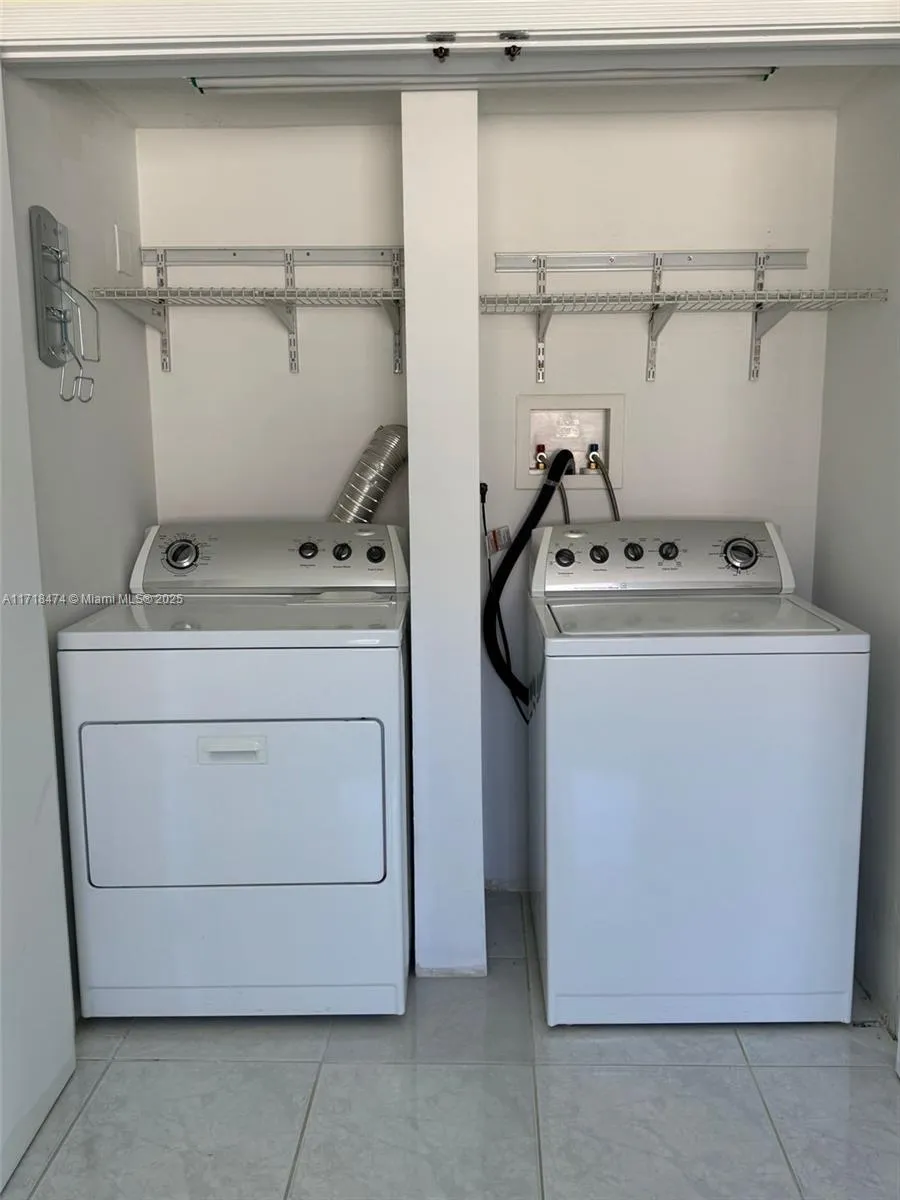 213 Lakeview Dr # 204, Weston FL 33326