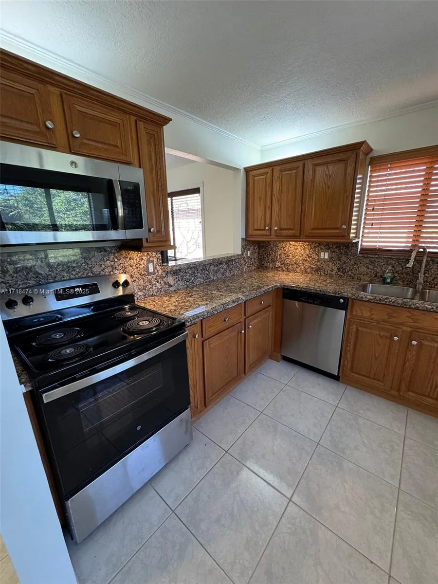 213 Lakeview Dr # 204, Weston FL 33326