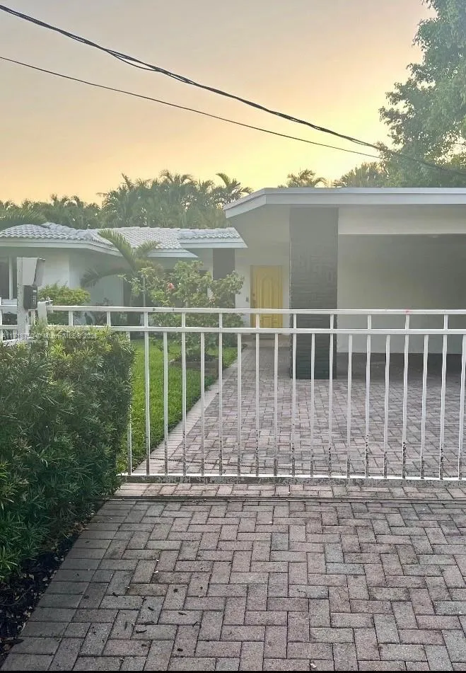 6140 Pine Tree Dr, Miami Beach FL 33140
